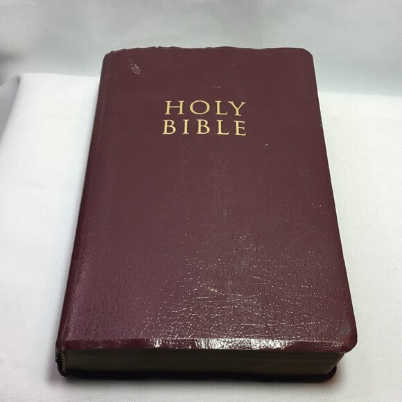 Bible Other - KJV Holy Bible: Gift and Award, Black Leather-Look, Red Letter 2001
